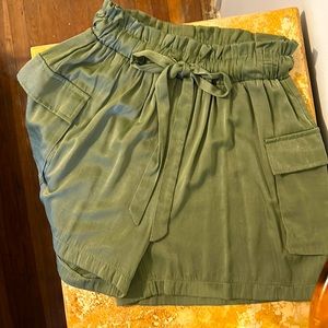 Miss Sparkling used paperbag, cargo shorts are so comfortable. Sage green.Size M